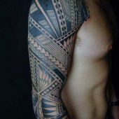 tatuaż męski na ramie