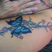 tatuaże dla dziewczyn motyl na biodrze