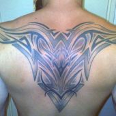 tatuaże męskie tribal na plecach