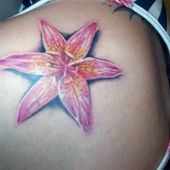 tatuaże dla dziewczyn lilia na ramie