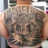 tatuaż religijny na plecach