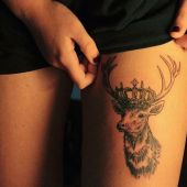 tatuaże na udzie jeleń