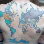 tatuaże na plecach mapa świata