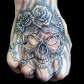 tatuaże czaszki na dłoni