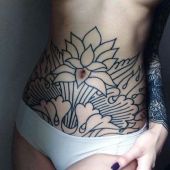 tatuaże damskie na brzuchu