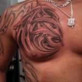 tatuaże męskie na piersi