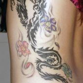 tatuaże damskie smok z kwiatami