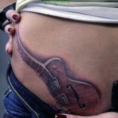 tatuaże na biodrze gitara