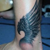 tatuaże na kostce skrzydło