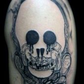 tatuaż dziwna czaszka