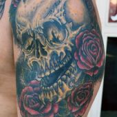 tatuaże męskie czaszka i róże