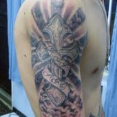 tatuaże męskie krzyż na ramieniu