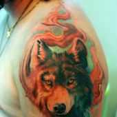 tatuaże męskie wilk na ramie
