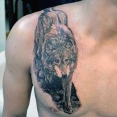 tatuaże męskie wilk na piersi