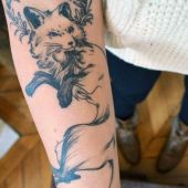 tatuaże zwierzęta lis na przedramieniu