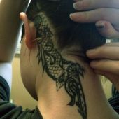 tatuaże damskie na głowie