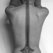 tatuaże damskie na kręgosłupie