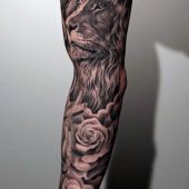 tatuaże męskie lew i róże