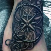 tatuaże na stopie kompas