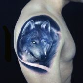 tatuaże wilki na ramieniu