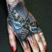 tatuaże na dłoni ćma