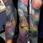 tatuaż kosmiczny na ręce