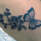 tatuaże damskie motyl i róże
