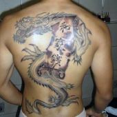męskie tatuaże smok na plecach