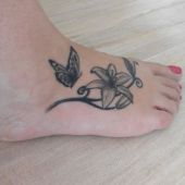 tatuaże damskie na stopie