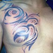 tatuaże męskie tribal na piersi