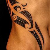 tatuaże damskie tribal na biodrze