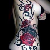tatuaże damskie róże i czaszka