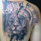 tatuaże męskie lew i zegar