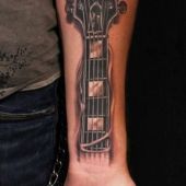 tatuaże 3d gitara na przedramieniu