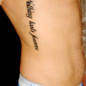 tatuaże męskie napis na boku