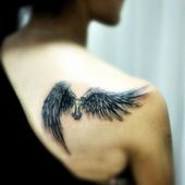 tatuaże damskie skrzydła na łopatce