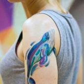tatuaże damskie wieloryb na ramieniu