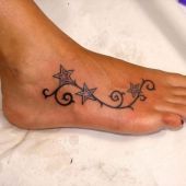 tatuaże damskie gwiazdki na stopie