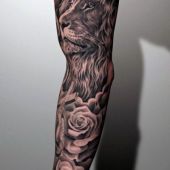 tatuaże męskie lew i róże na ręce