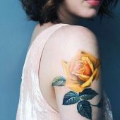 tatuaże damskie żółta róża
