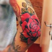 tatuaże damskie róża na łokciu