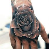 tatuaże 3d róża na dłoni