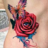 tatuaże damskie róża i motyl na boku