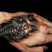 tatuaż biomechaniczny na dłoni