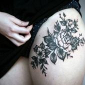 tatuaże damskie kwiaty na udzie