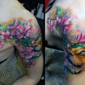 tatuaże damskie kwiaty na ramie