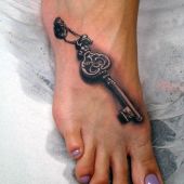 tatuaże damskie na stopie klucz