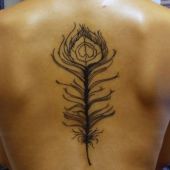 tatuaże damskie pióro na plecach