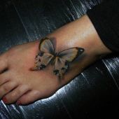 tatuaże na stopie motyl 3d