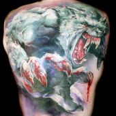 tatuaże na plecach wilkołak